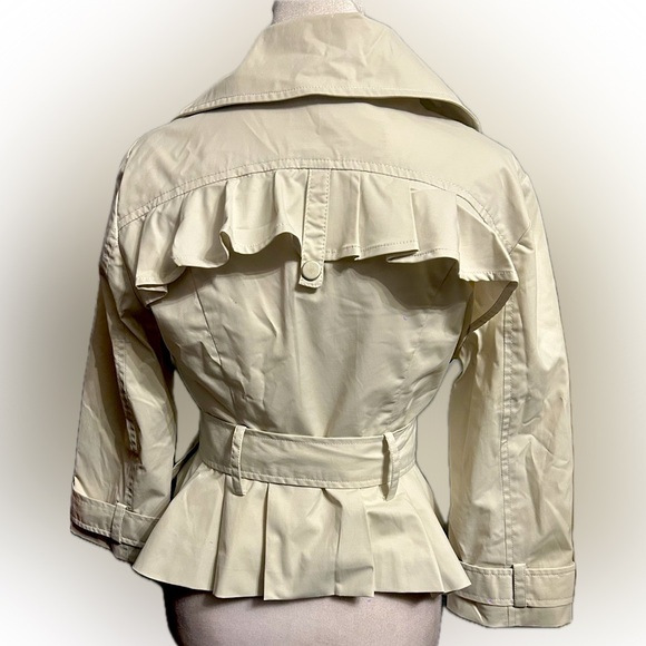 NWOT Blanc Noir SZ S cream waist length trench jacket w/ruffles/double breasted - Picture 3 of 3